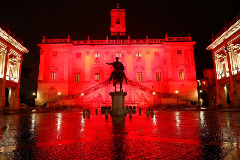 &copy; Reuters. Il Campidoglio illuminato di rosso per la giornata internazionale dell'eliminazione della violenza contro le donne, Roma, Italia, 25 novembre 2021. REUTERS/Remo Casilli/File Photo