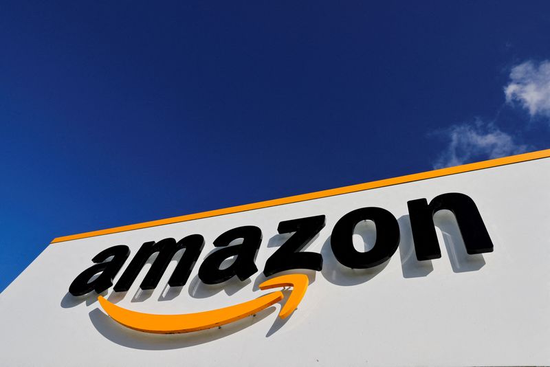 &copy; Reuters. FOTO DE ARCHIVO: El logotipo de Amazon en el centro logístico de la compañía en Boves, Francia, 6 de octubre de 2021 REUTERS/Pascal Rossignol