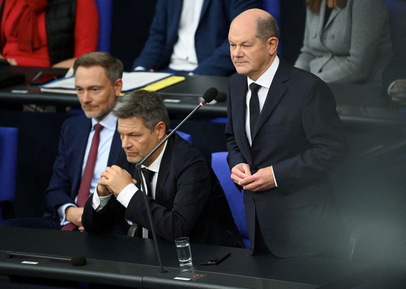 &copy; Reuters. FILE PHOTO: Chancellor Olaf Scholz speaks next to Finance Minister Christian Lindner and Economy and Climate Minister Robert Habeck during a hearing at Germany’s lower house of parliament Bundestag following the ruling of Germany's Constitutional court 