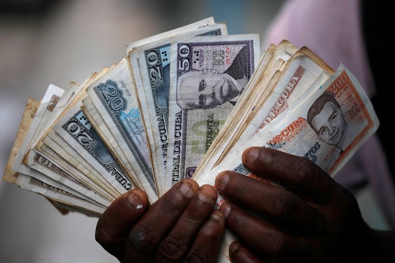 &copy; Reuters. A street seller shows Cuban pesos in downtown Havana, Cuba, October 13, 2022. REUTERS/Alexandre Meneghini