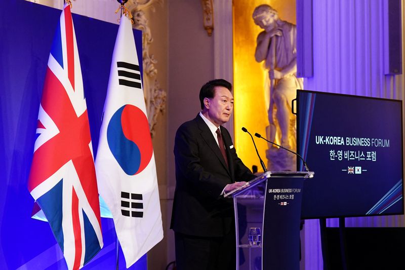 &copy; Reuters. President of South Korea Yoon Suk Yeol delivers the opening speech at the Shaping the Future: UK-Korea Business Forum, on day two of the state visit, at Mansion House, central London, Britain November 22, 2023.  Aaron Chown/Pool via REUTERS