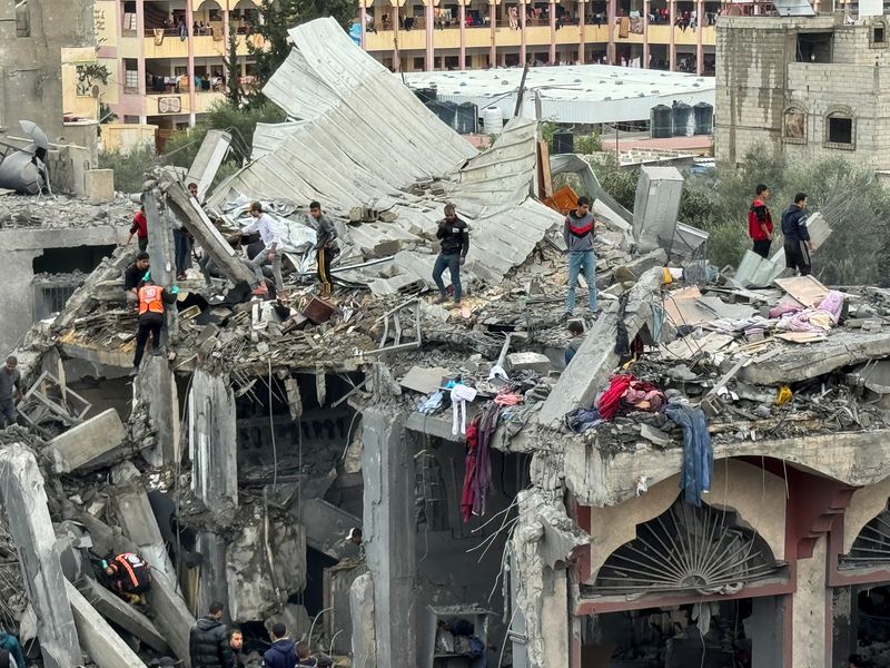 &copy; Reuters. Palestinians search for casualties at the site of Israeli strikes on a house in Rafah in the southern Gaza Strip November 22, 2023. REUTERS/Bassam Masoud