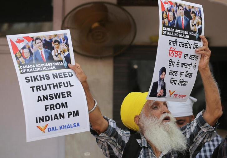 &copy; Reuters. Imagen de archivo de un hombre protestando contra el asesinato en Canadá del líder separatista sij Hardeep Singh Nijjar, durante una protesta al exterior del Templo Dorado de Amritsar, en el estado norteño de Punjab, India. 29 septiembre 2023. REUTERS/