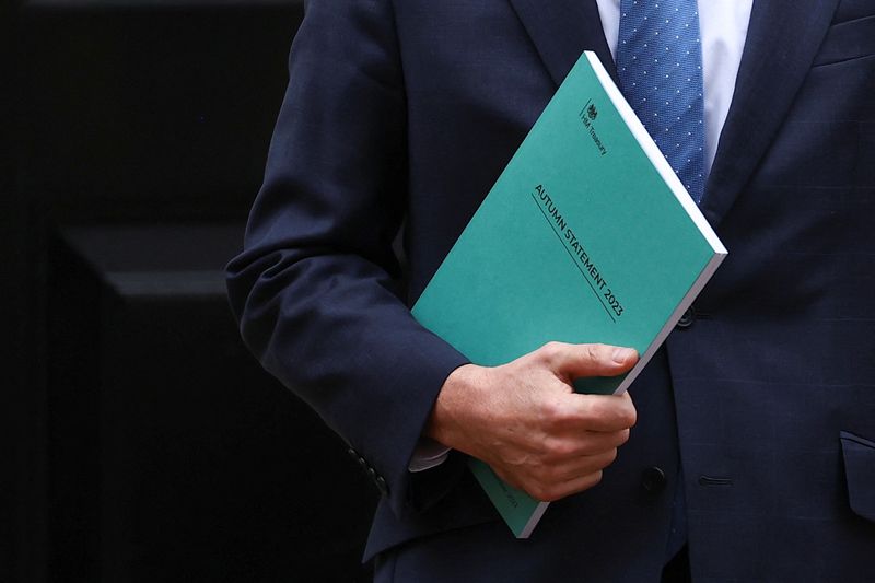 &copy; Reuters. Britain's Chancellor of the Exchequer Jeremy Hunt leaves 11 Downing Street on his way to present his Autumn Statement in the House of Commons, in London, Britain, November 22, 2023. REUTERS/Hannah McKay