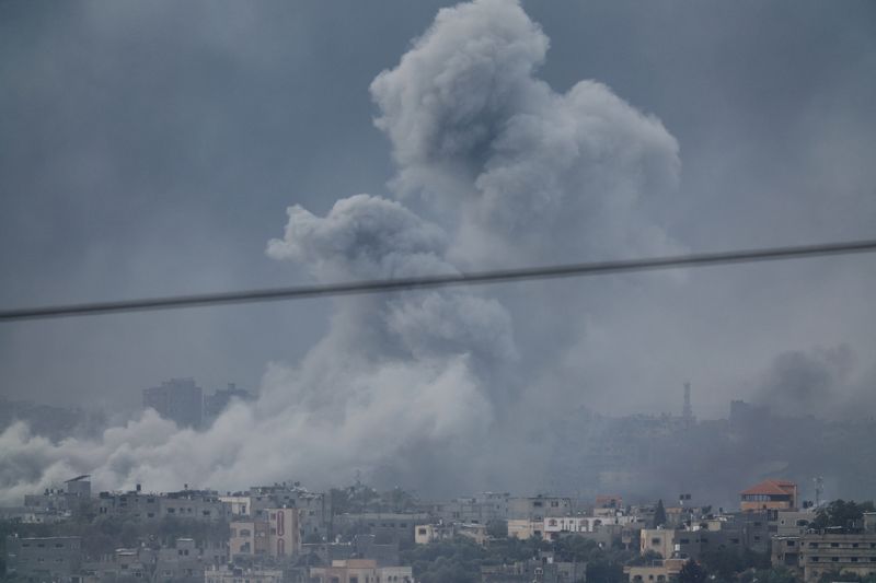 © Reuters. سحب من الدخان المتصاعد إثر غارات إسرائيلية على قطاع غزة كما شوهدت من جنوب إسرائيل يوم الأربعاء. تصوير: ألكسندر إيرموشينكو - رويترز.