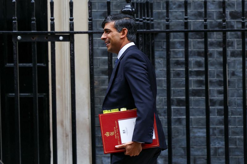 &copy; Reuters. Britain's Prime Minister Rishi Sunak walks outside Downing Street, in London, Britain, November 22, 2023. REUTERS/Hannah McKay