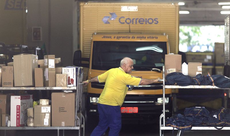 &copy; Reuters. Funcionário dos Correios em unidade do Rio de Janeiro
26/04/2019
REUTERS/Ricardo Moraes