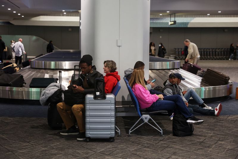 &copy; Reuters. Travelers wait for luggage, as people begin to travel ahead of the Thanksgiving holiday, at a terminal baggage claim area at LaGuardia Airport in New York City, U.S., November 21, 2023. REUTERS/Shannon Stapleton/ File photo