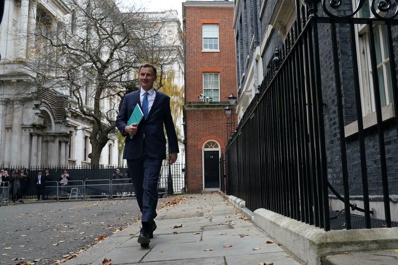 &copy; Reuters. Chancellor of the Exchequer Jeremy Hunt leaves 11 Downing Street for the House of Commons to deliver his autumn statement, in London, Britain, November 22, 2023. Stefan Rousseau/Pool via REUTERS