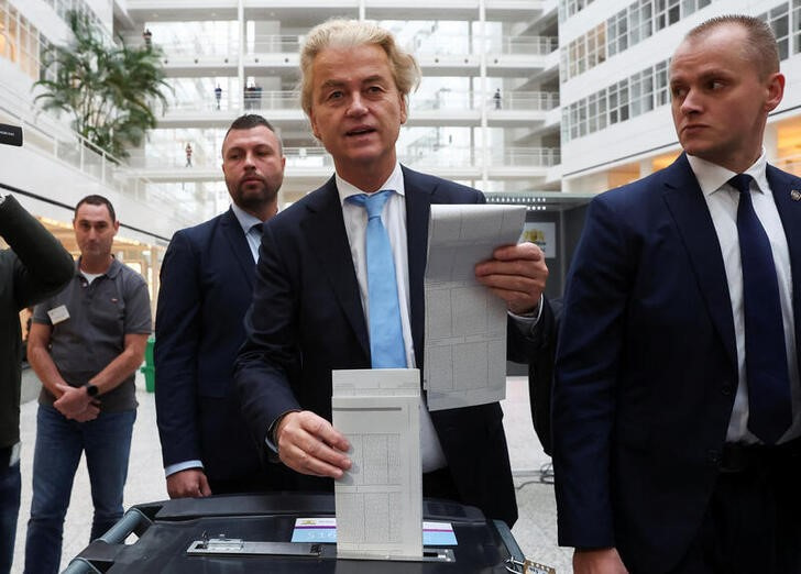 &copy; Reuters. Líder do partido de extrema-direita holandês PVV, Geert Wilders, vota em Haia durante eleições legislativas na Holanda
22/11/2023 REUTERS/Yves Herman