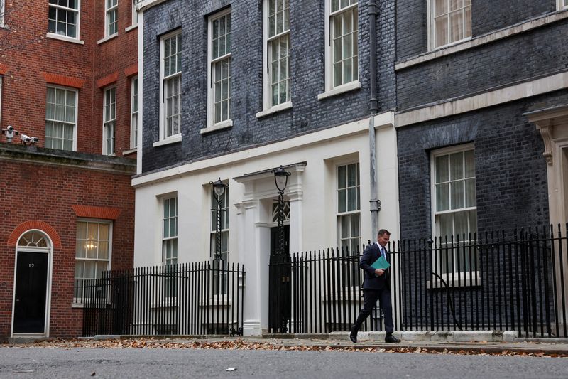 &copy; Reuters. Britain's Chancellor of the Exchequer Jeremy Hunt leaves 11 Downing Street on his way to present his Autumn Statement in the House of Commons, in London, Britain, November 22, 2023. REUTERS/Hannah McKay   