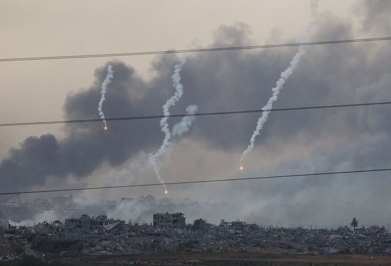 &copy; Reuters. كرات من اللهب ناجمة عن ضربات جوية إسرائيلية تسقط فوق غزة يوم الأربعاء كما شوهدت من جنوب إسرائيل . تصوير : ألكسندر إيرموتشينكو - رويترز .  