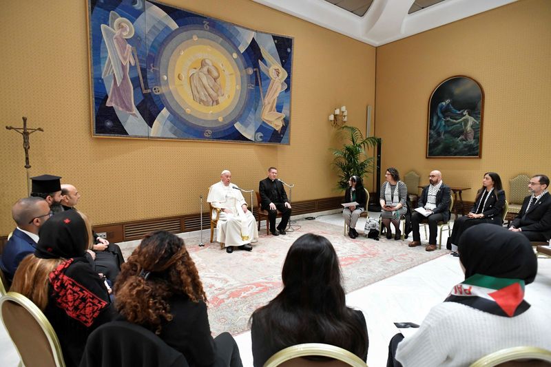© Reuters. Pope Francis meets with Palestinians whose relatives are stranded in Gaza, amid conflict between Israel and the Palestinian Islamist group Hamas, at the Vatican November 22, 2023.   Vatican Media/­Handout via REUTERS 