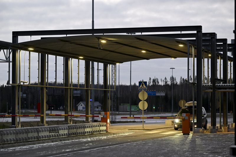 &copy; Reuters. FILE PHOTO: A car is seen at the border between Russia and Finland at the Nuijamaa border checkpoint in Lappeenranta, Finland, November 16, 2023. Lehtikuva/Vesa Moilanen via REUTERS/File Photo 