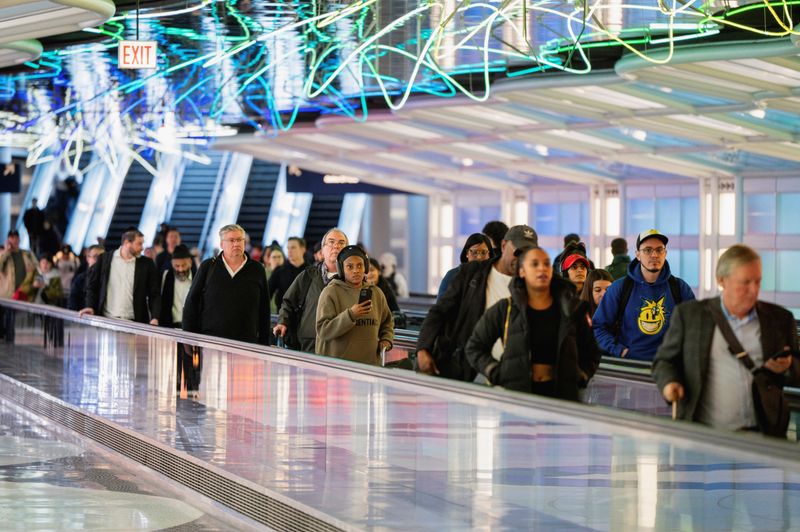 © Reuters. People go to their flight gates ahead of the Thanksgiving holiday at O’Hare International Airport in Chicago, Illinois, U.S. November 22, 2023.  REUTERS/Vincent Alban