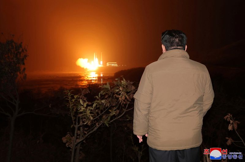 &copy; Reuters. الزعيم الكوري الشمالي كيم يونج أون يتابع عملية إطلاق صاروخ يحمل قمرا صناعيا للتجسس من موقع قيل إنه شمال إقليم جيونجسانج في صورة حصلت عليها ر