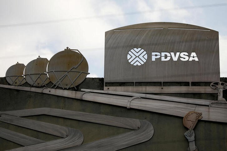 &copy; Reuters. FOTO DE ARCHIVO REFERENCIAL. Recortes que muestran imágenes de operaciones petroleras se ven afuera de un edificio de la compañía petrolera estatal venezolana PDVSA en Caracas, Venezuela, 28 de enero de 2019. REUTERS/Carlos García Rawlins