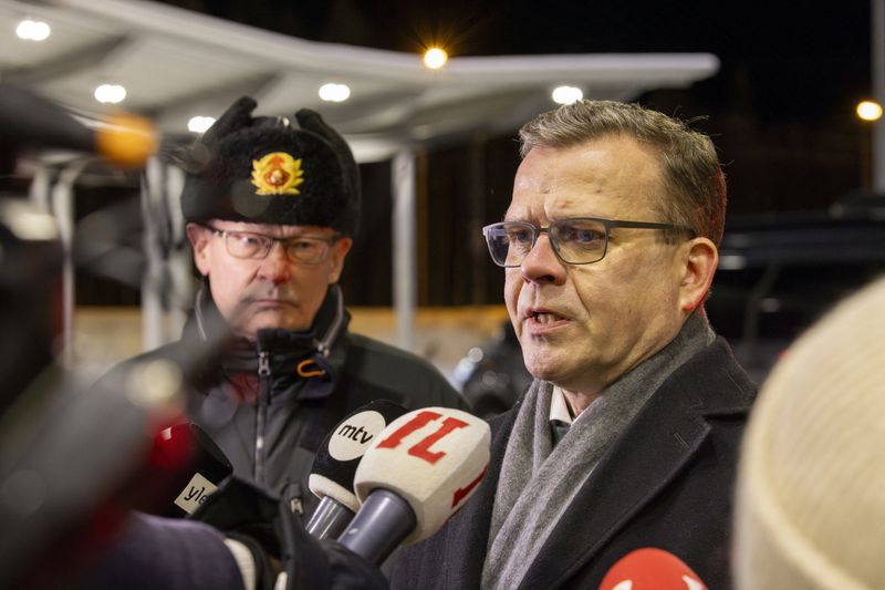 &copy; Reuters. Le Premier ministre finlandais Petteri Orpo lors d'une visite au poste frontière de Vartius à Kuhmo, dans l'est de la Finlande. /Photo prise le 20 novembre 2023/REUTERS/Lehtikuva