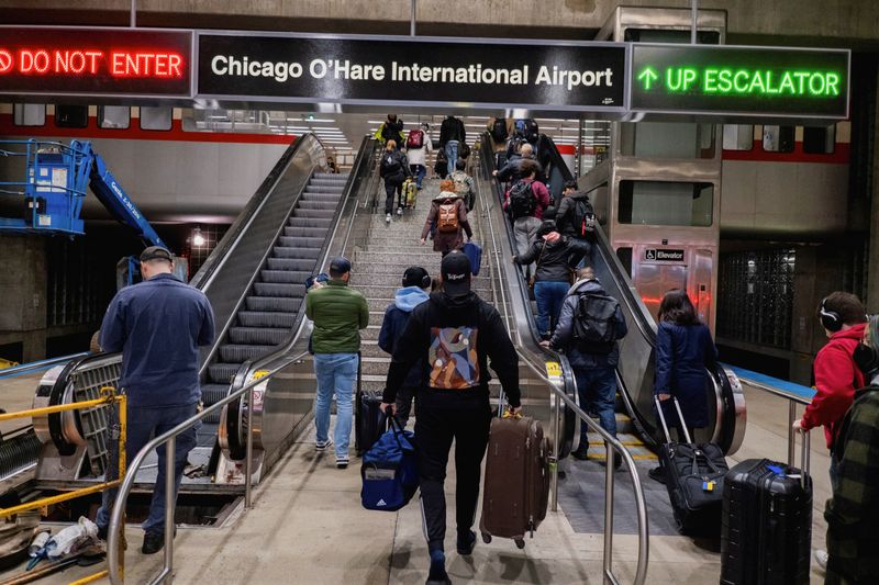 &copy; Reuters. Pessoas viajam para o feriado do Dia de Ação de Graças em aeroporto de Chicago, nos Estados Unidos
22/11/2023 REUTERS/Vincent Alban