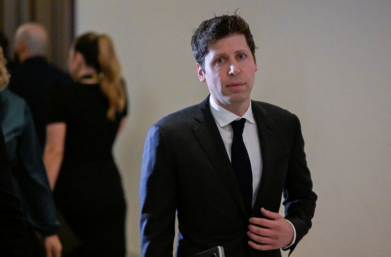 © Reuters. Sam Altman, CEO of ChatGPT maker OpenAI, arrives for a bipartisan Artificial Intelligence (AI) Insight Forum for all U.S. senators hosted by Senate Majority Leader Chuck Schumer (D-NY) at the U.S. Capitol in Washington, U.S., September 13, 2023. REUTERS/Craig Hudson/File Photo
