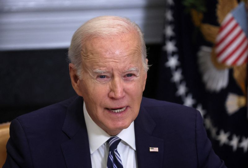 © Reuters. El presidente de EEUU, Joe Biden, celebra una reunión sobre cómo contrarrestar el flujo de fentanilo hacia Estados Unidos en la Sala Roosevelt de la Casa Blanca, Washington, EEUU, 21 de noviembre de 2023. REUTERS/Leah Millis