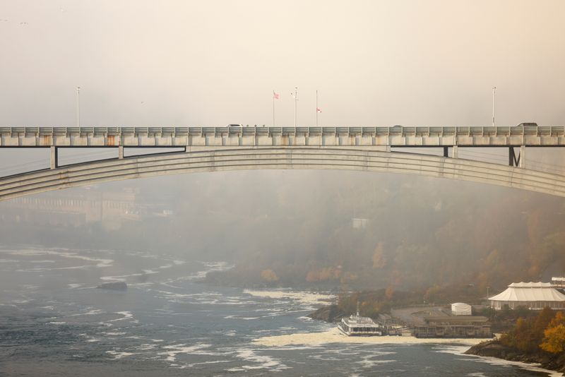 &copy; Reuters. Ponte Rainbow na fronteira entre os Estados Unidos e o Canadá
08/11/2021
REUTERS/Lindsay DeDario