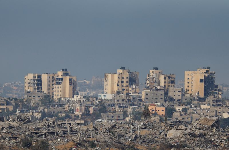 &copy; Reuters. Immeubles détruits à Gaza, vus depuis le sud d'Israël. /Photo prise le 22 novembre 2023/REUTERS/Alexander Ermochenko