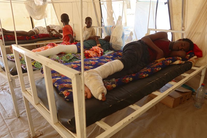 &copy; Reuters. رجل جريح يرقد في مستشفى أطباء بلا حدود في بلدة أدر على الحدود بين السودان وتشاد حيث يتلقى لاجئون سودانيون العلاج بعد فرارهم من العنف العرقي 