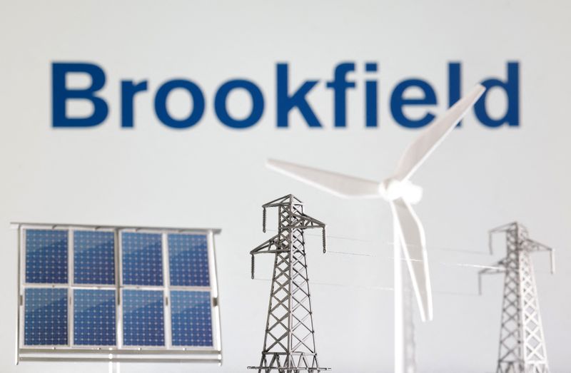© Reuters. Miniatures of windmill, solar panel and electric pole are seen in front of Brookfield Renewable logo in this illustration taken January 17, 2023. REUTERS/Dado Ruvic/Illustration/File Photo