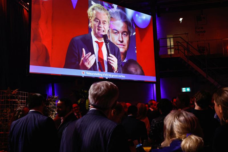 © Reuters. Dutch far-right politician and leader of the PVV party Geert Wilders appears on a screen as supporters of Dilan Yesilgoz, the leader of VVD, gather for exit poll and early results in the Dutch parliamentary elections, in The Hague, Netherlands, November 22, 2023. REUTERS/Piroschka van de Wouw