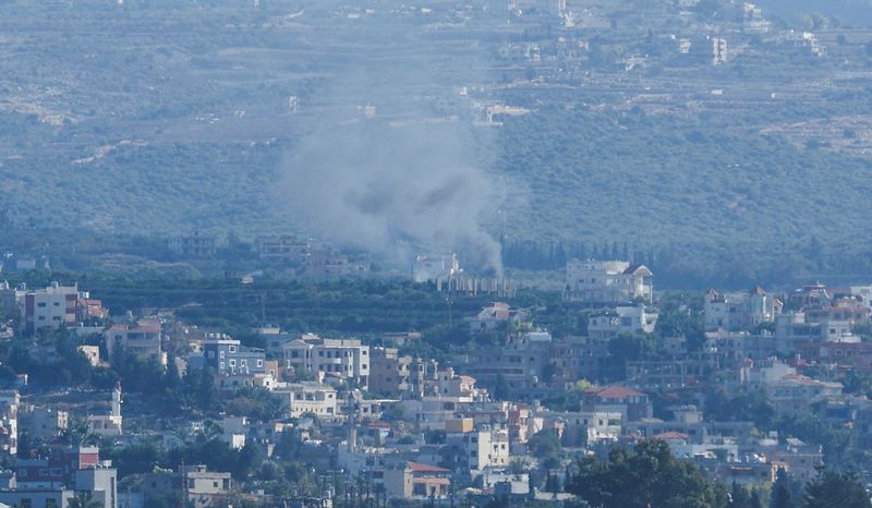 &copy; Reuters. الدخان يتصاعد على الجانب اللبناني من الحدود مع إسرائيل جراء غارات إسرائيلية على جنوب لبنان كما شوهدت من مدينة صور يوم الثلاثاء . تصوير : علاء
