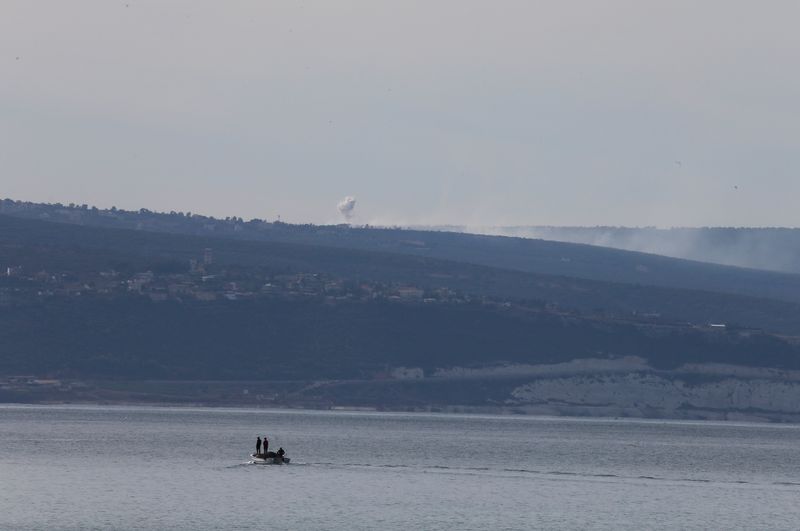 &copy; Reuters. الدخان يتصاعد على الجانب اللبناني من الحدود مع إسرائيل كما شوهد من مدينة صور بجنوب لبنان يوم الأربعاء وسط القصف المتبادل بين القوات الإسرائ