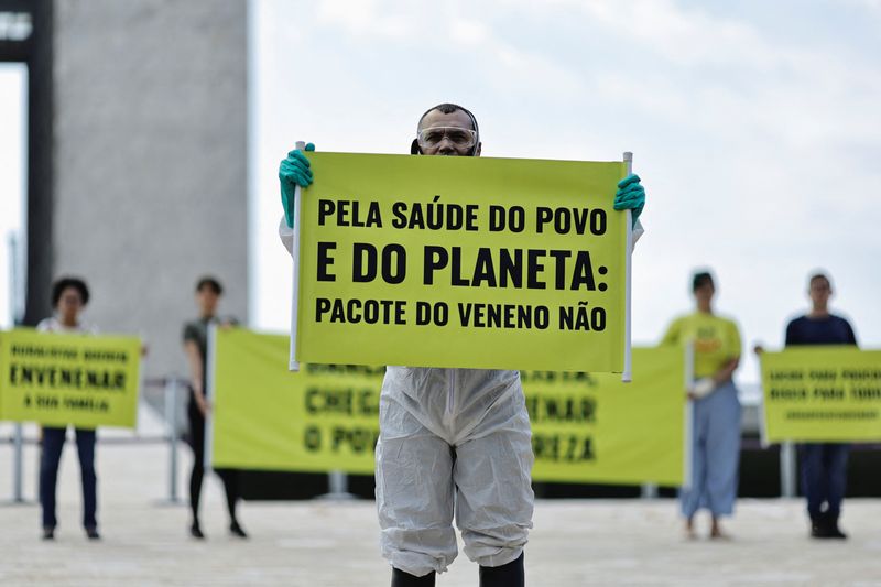 &copy; Reuters. Ativistas do Greenpeace protestam no Congresso contra projeto de lei sobre agrotóxicos
04/10/2023
REUTERS/Ueslei Marcelino