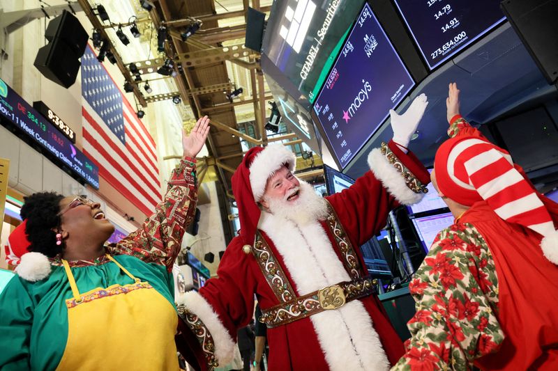 &copy; Reuters. Macy's Santa Claus, appears on the trading floor to celebrate the 97th Macy’s Thanksgiving Day Parade at the New York Stock Exchange (NYSE) in New York City, U.S., November 22, 2023.  REUTERS/Brendan McDermid