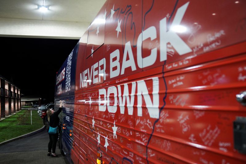 &copy; Reuters. New Hampshire resident Ellie Mooney, 44, signs the campaign bus of Republican presidential candidate Florida Governor Ron DeSantis after a Never Back Down campaign event in Keene, New Hampshire, U.S., on November 21, 2023. REUTERS/Sophie Park/File Photo