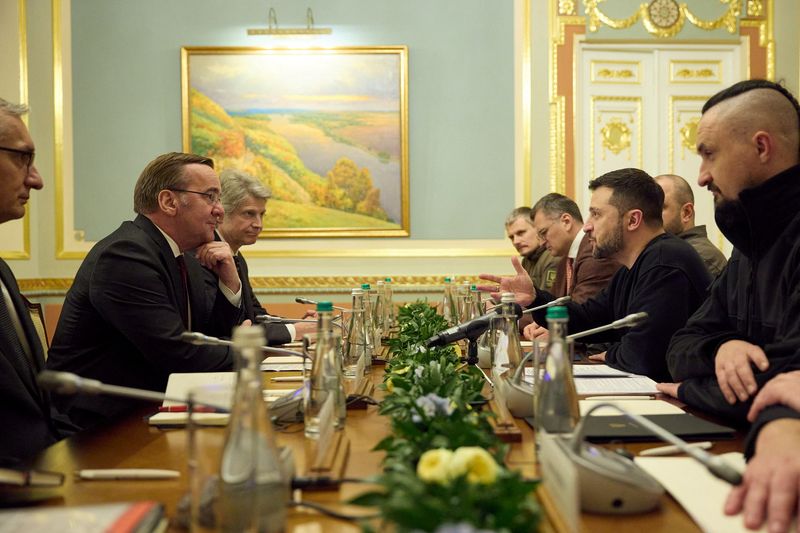 &copy; Reuters. Ukraine's President Volodymyr Zelenskiy meets with German Defence Minister Boris Pistorius, amid Russia's attack on Ukraine, in Kyiv, Ukraine November 21, 2023.   Ukrainian Presidential Press Service/Handout via REUTERS