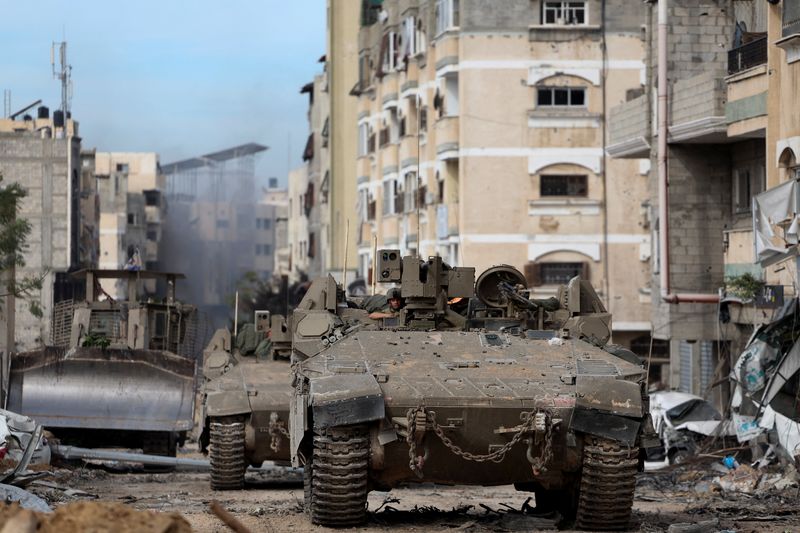 &copy; Reuters. Israeli tanks operate in Gaza City, amid the ongoing ground operation of the Israeli army against Palestinian Islamist group Hamas, in the Gaza Strip, November 22, 2023. REUTERS/Ronen Zvulun  