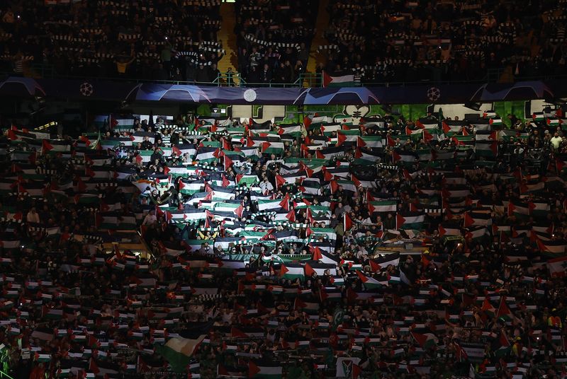 &copy; Reuters. 　ＵＥＦＡは２２日、欧州ＣＬの試合でセルティックのファンがパレスチナの旗を振ったとして、１万５２００ポンドの罰金を科したと発表した。写真は当日のスタジアム。１０月に英グラ