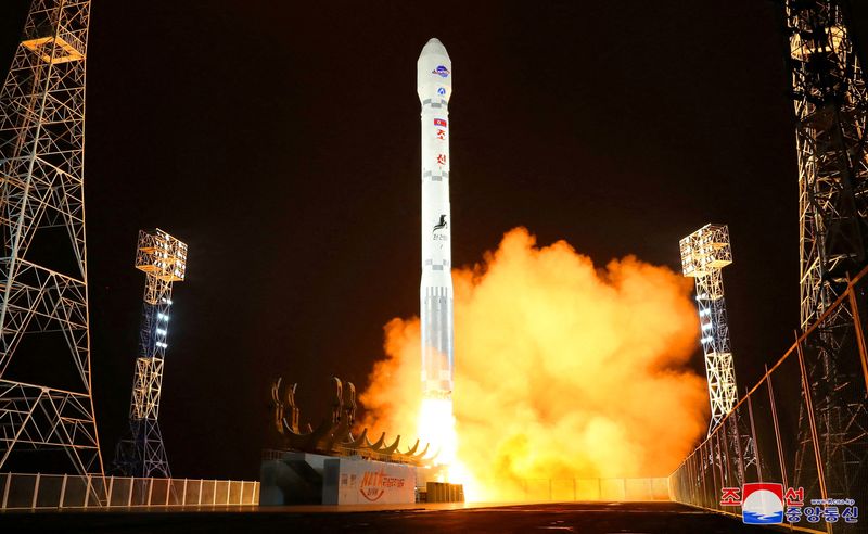 &copy; Reuters. Une fusée transportant, selon le gouvernement nord-coréen, un satellite espion Malligyong-1 est lancée. /Photo obtenue le 21 novembre 2023/REUTERS/KCNA