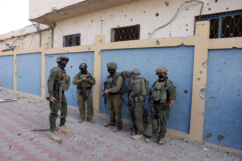 &copy; Reuters. Soldati israeliani di guardia nel nord di Gaza, durante l'operazione di terra dell'esercito israeliano contro il gruppo palestinese islamista di Hamas nel nord della Striscia di Gaza, 22 novembre 2023. REUTERS/Ronen Zvulun