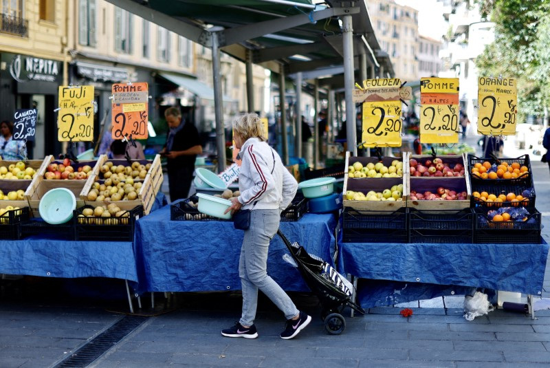 &copy; Reuters. FILE PHOTO: A woman shops at a local market in Nice, France, April 26, 2023. REUTERS/Eric Gaillard