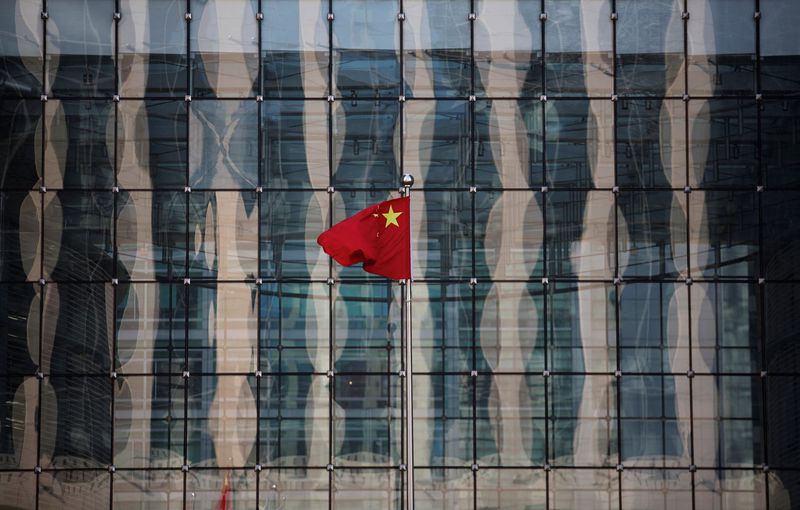 &copy; Reuters. FOTO DE ARCHIVO. Una bandera nacional china ondea en la sede de un banco comercial en una calle financiera cerca de la sede del Banco Popular de China, el banco central, en Pekín, China. 24 de noviembre de 2014. REUTERS/Kim Kyung-hoon