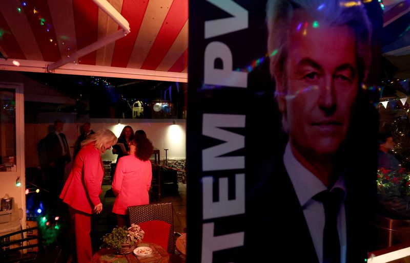 &copy; Reuters. Des partisans de l'homme politique néerlandais d'extrëme-droite Geert Wilders à La Haye. /Photo prise le 22 novembre 2023/REUTERS/Yves Herman 