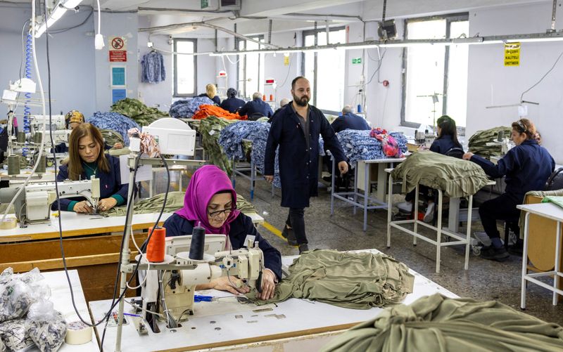 &copy; Reuters. Employees work at a textile factory in Istanbul, Turkey, November 15, 2023. REUTERS/Umit Bektas