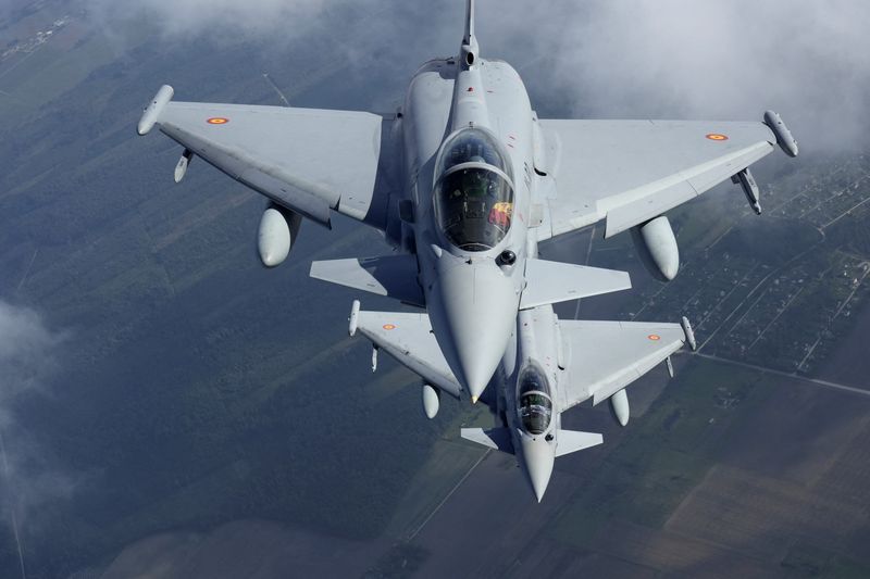 &copy; Reuters. Des avions de combat Eurofighter espagnol et italien survolent une base aérienne en Lithuanie. /Photo prise le 12 septembre 2023/REUTERS/Ints Kalnins