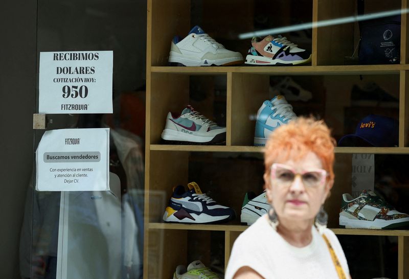 &copy; Reuters. Cartaz em loja de Buenos Aires diz "recebemos dólares"
21/11/2023. REUTERS/Agustin Marcarian/File Photo