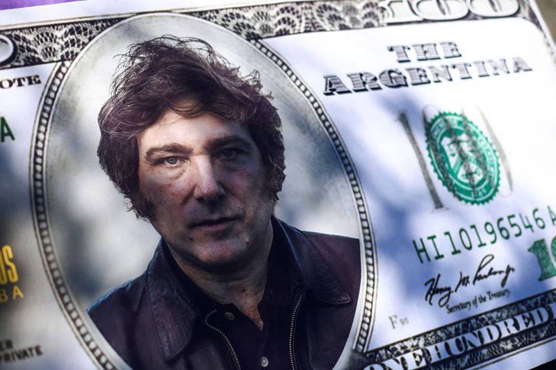 &copy; Reuters. Un faux dollar américain avec Javier Milei durant la campagne électorale en Argentine. /Photo prise le 16 novembre 2023/REUTERS/Matias Baglietto