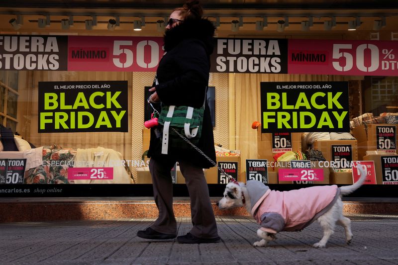 &copy; Reuters. A woman walks past a shop displaying Black Friday sales signs, in Bilbao, northern Spain, November 23, 2023. REUTERS/Vincent West