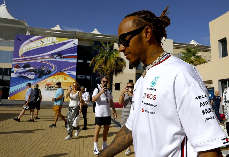 &copy; Reuters. Lewis Hamilton, da Mercedes, no circuiti de Yas Marina, em Abu Dhabi 
23/11/2023
 REUTERS/Rula Rouhana