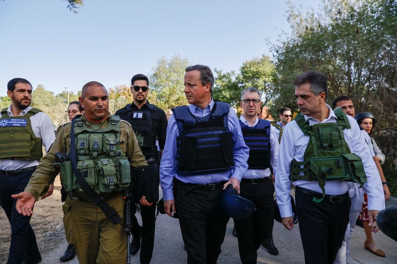 &copy; Reuters. El secretario de Relaciones Exteriores británico, David Cameron, y el ministro de Relaciones Exteriores israelí, Eli Cohen, visitan el kibutz Be'eri tras el ataque mortal del 7 de octubre perpetrado por el grupo islamista palestino Hamás, en el sur de 